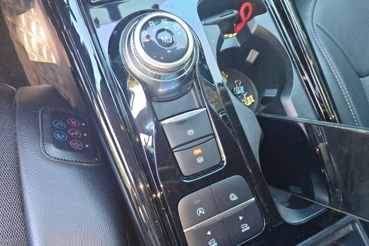 Used Ford Explorer 2020 EcoBoost 285 Rear-Drive Trend Edition 6 Seats Gear Lever