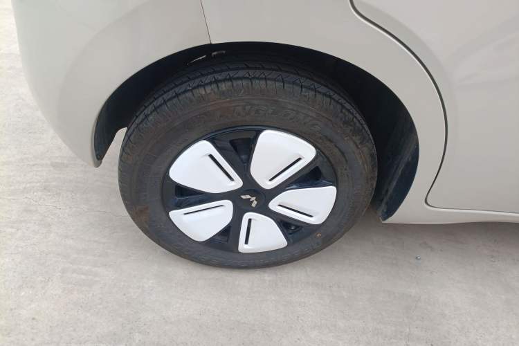 Used Wuling Hongguang MINIEV 2025 Four-Door Version Advanced Edition Right Rear Wheel Hub