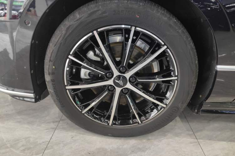 Used VOYAH PASSION 2024 PHEV Four-Wheel Drive Ultra-Long Range Executive Edition Left Front Wheel Hub