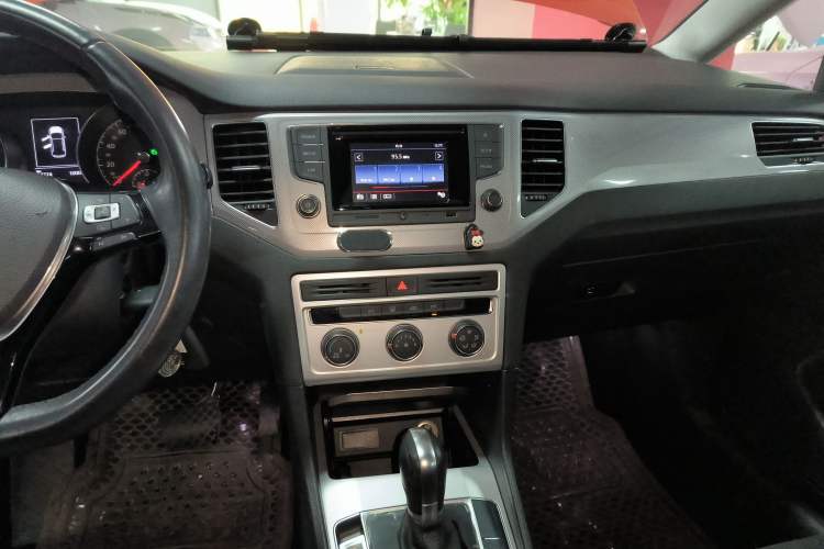 Used Volkswagen Golf Sportsvan 2016 230TSI Automatic Trend Edition Audio And AC Panel