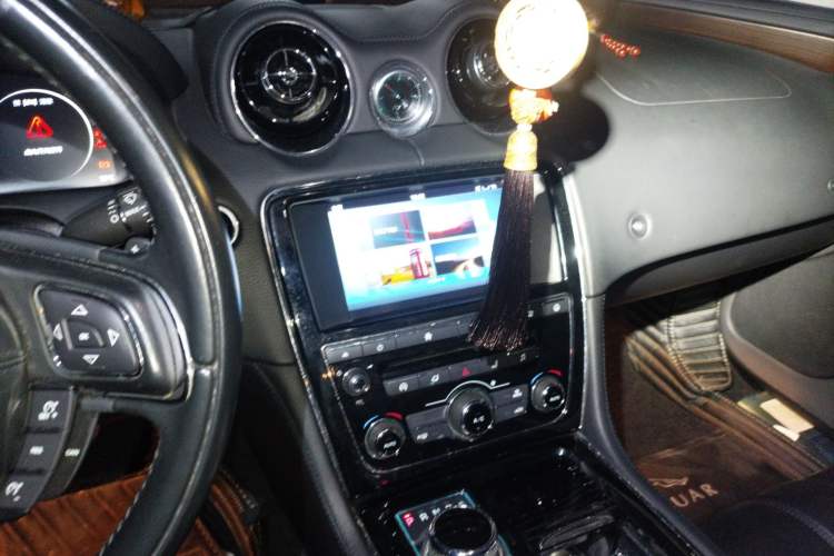 Used Jaguar XJ 2016 XJL 2.0T Two-Wheel-Drive Elegant Business Edition Audio And AC Panel