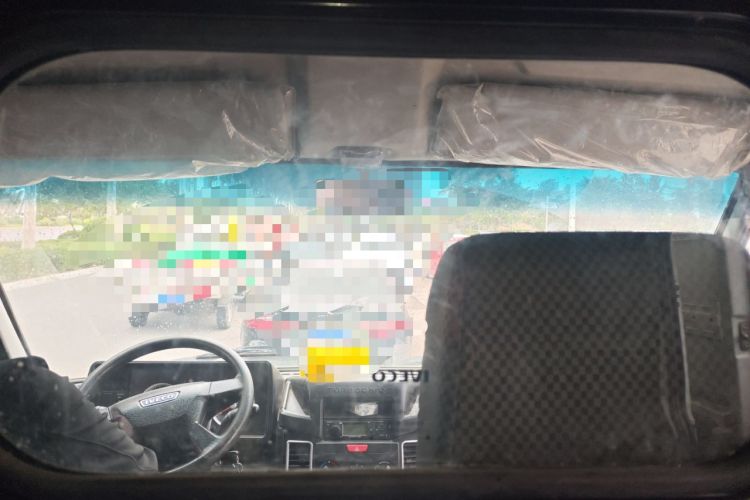 Used Iveco Daily 2020 2.8T V35 Box Truck with Dual Tires Mid-Roof Design 3 Seats Emission Standard China V
