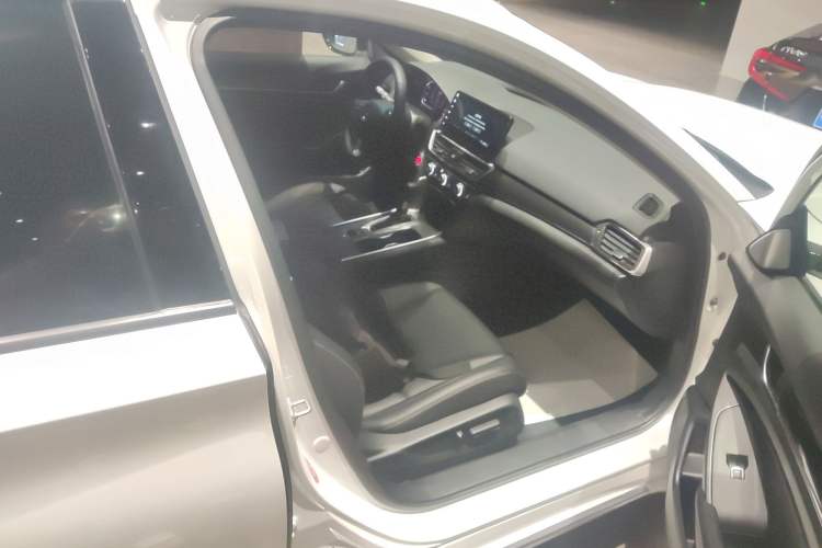 Used Honda Accord 2022 260TURBO Phantom Night · Prestige Edition Right Front Seat