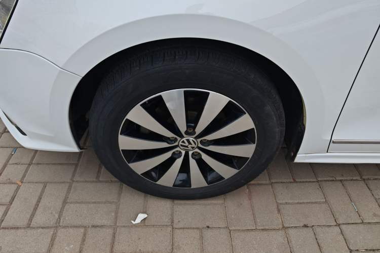 Used Volkswagen Sagitar 2017 1.6L Automatic Comfort Model Left Front Wheel Hub