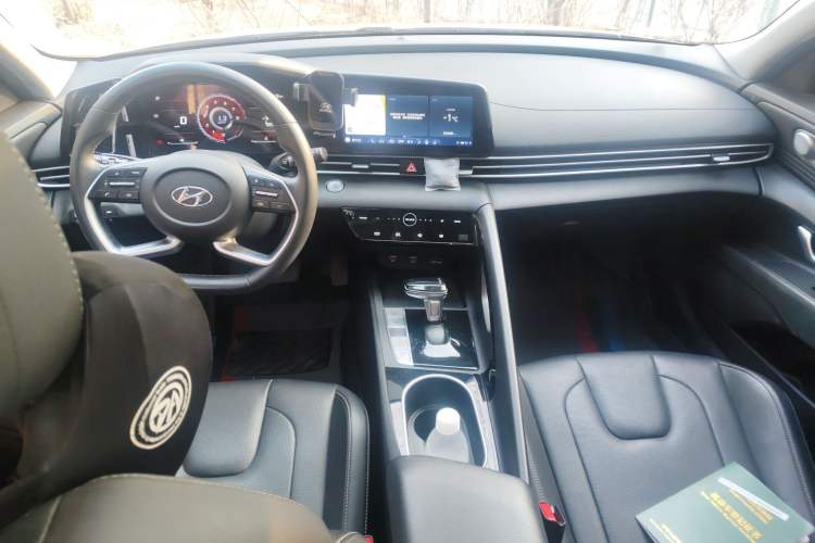 Used Hyundai Elantra 2021 1.5L CVT LUX Prestige Edition Center Console