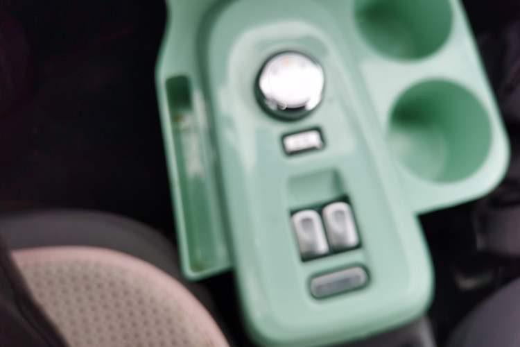 Used CHANGAN NEVO Lumin 2022 155 km – Refreshingly Sweet Edition Gear Lever