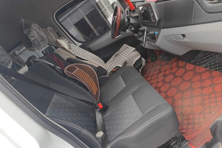 Used SAIC MAXUS Xintu V80 2025 Value Edition Aoyuntong 2.0T Manual Short Wheelbase Mid-Height 127 Ps 5/6 Seats Right Front Seat
