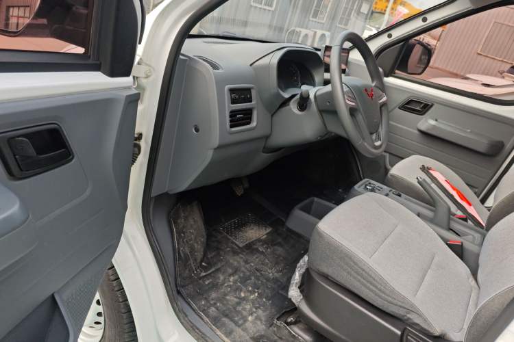 Used Wuling Yangguang 2024 300km Comfort-Grade Passenger Van 60kW