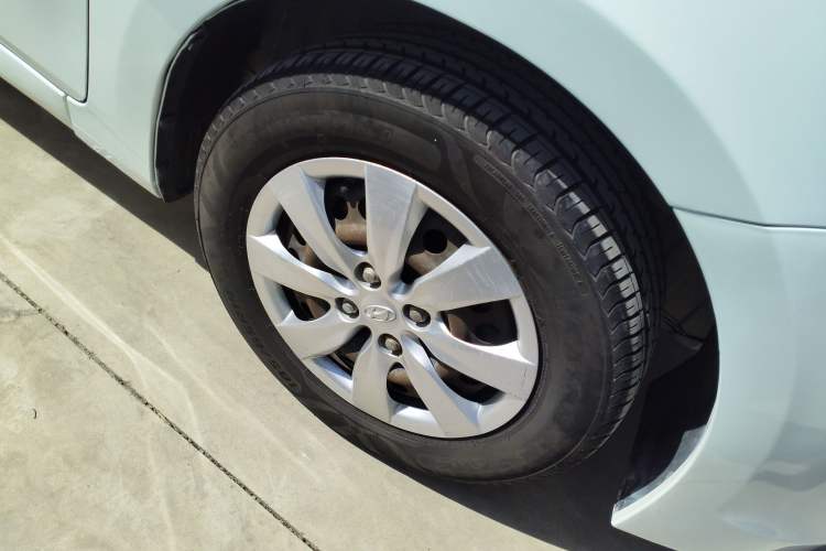 Used Hyundai Verna (older generation) 2014 1.4L Manual Smart GLS Trim Right Front Wheel Hub