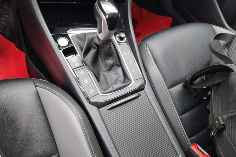 Used Volkswagen Sagitar 2021 280TSI DSG Excellence Edition Gear Lever