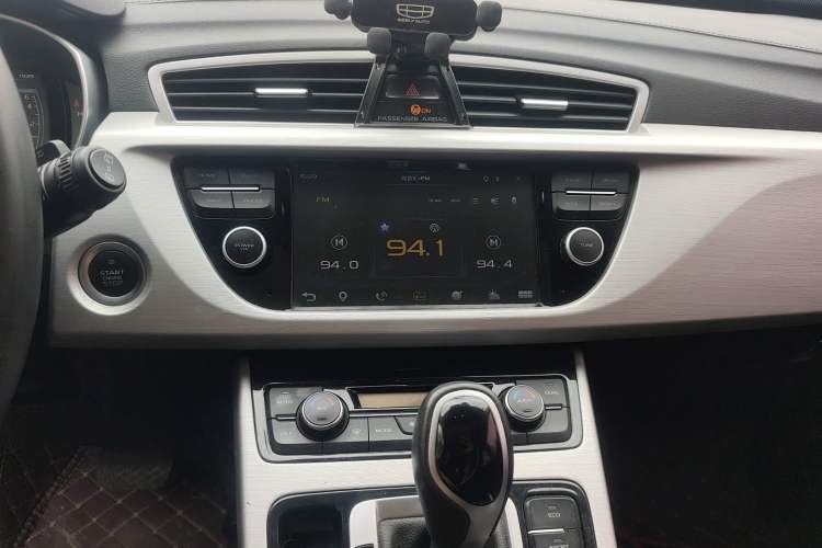 Used Geely Auto Emgrand X7 Sport 2016 1.8TD Automatic Smart Connectivity Version Audio And AC Panel