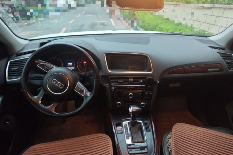 Used Audi Q5 2013 40 TFSI Technology Edition Center Console