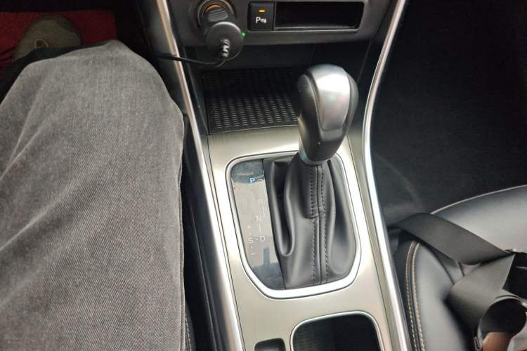 Used BYD Song 2017 Gaishe Upgrade Edition 1.5TID Automatic Elite Model Gear Lever