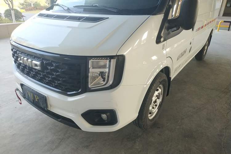 Used JMC Fushun 2023 2.0T Automatic Mid-Drive High-Roof Commercial Van Transport Vehicle with 2/3 Seats
