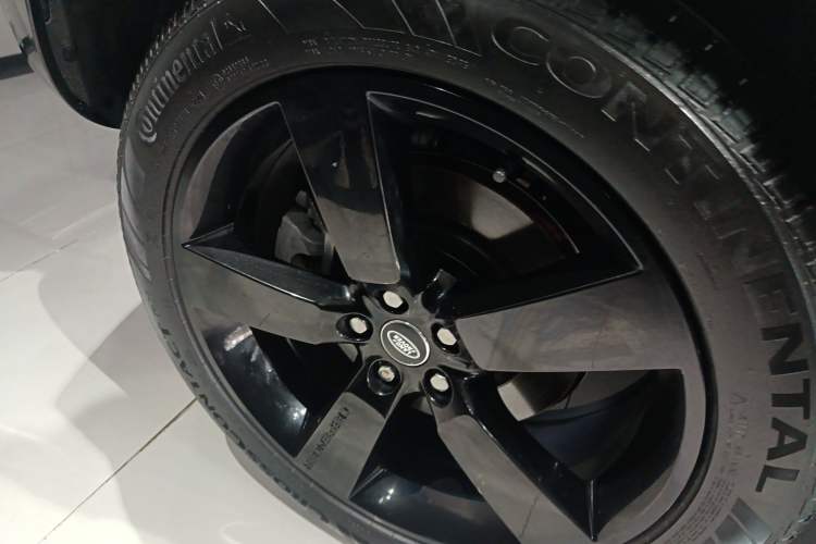 Used Land Rover Defender 2025 110 3.0T P400 – Dynamic HSE Right Rear Wheel Hub