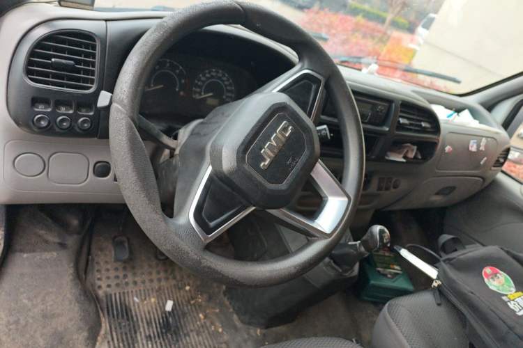 Used JMC Transit 2017 2.8T Commercial Version Short Wheelbase Mid-Roof 6/7/8-Seater JX493 Steering Wheel