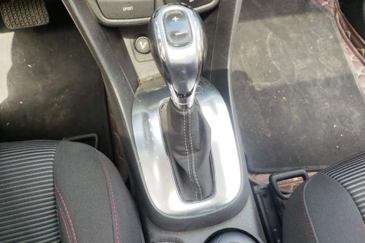 Used Buick Encore 2015 1.4T Automatic Two-Wheel Drive Urban Elite Version Gear Lever