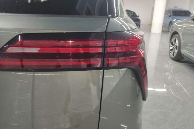 Used Wey Lanshan 2025 Four-Wheel Drive Max Right Rear Taillight