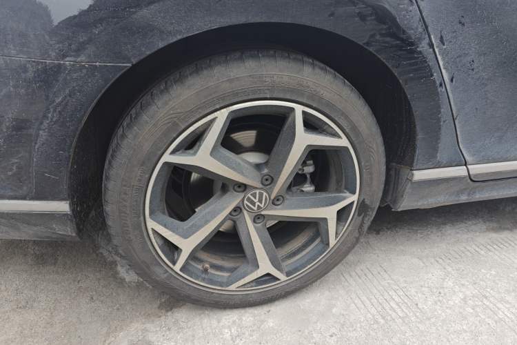 Used Volkswagen Magotan 2023 2 Million Units Commemorative Edition 330TSI DSG Luxury Version Right Rear Wheel Hub