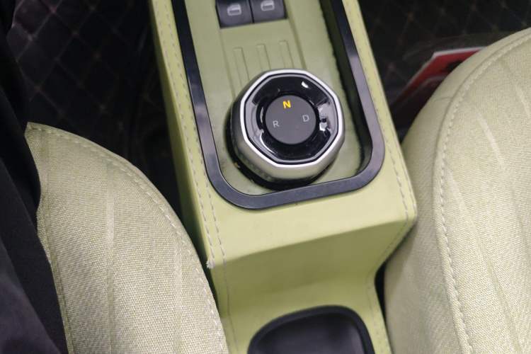 Used Geely Galaxy Panda 2023 Panda Mini 200km Endurance Bear Gear Lever