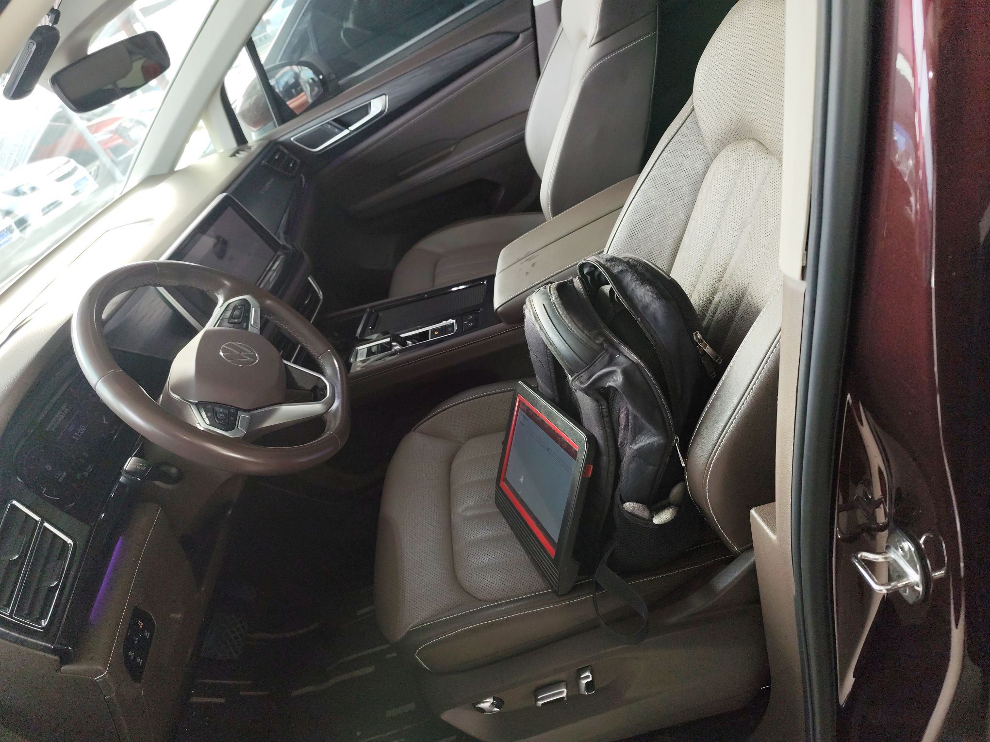 المقاعد الأمامية داخل السيارة