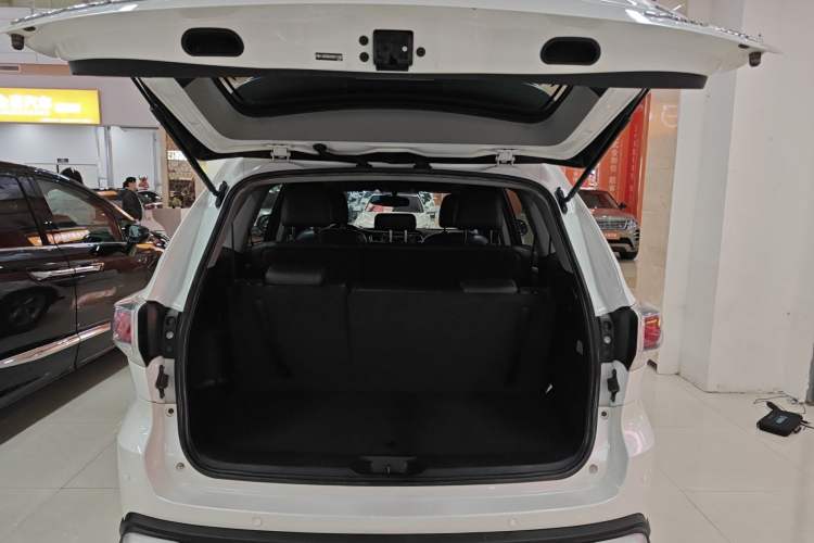 Used Toyota Highlander 2015 2.0T Four-Wheel Drive Luxury Edition 7-Seater Trunk