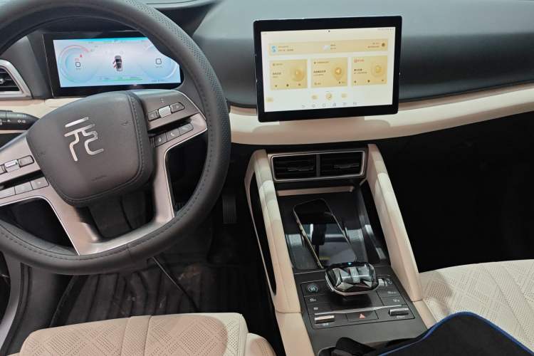 Used BYD Yuan UP 2024 401 km Active Version Audio And AC Panel