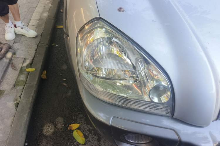 Used Hyundai Tucson 2009 2.0L Automatic Two-Wheel Drive with Sunroof Right Front Headlight