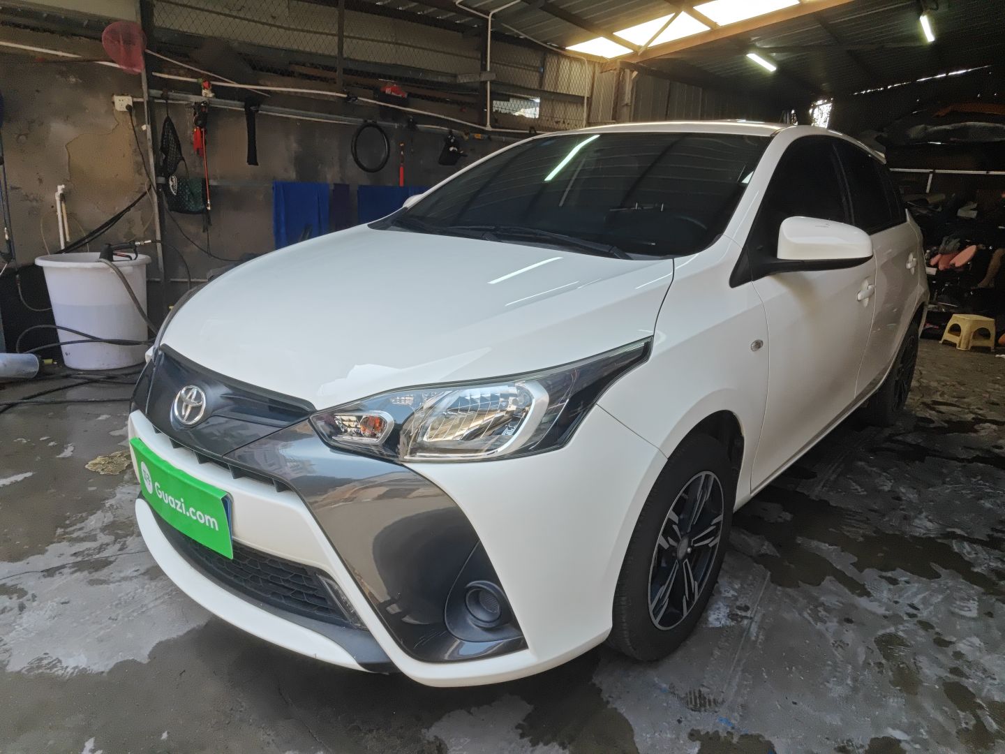 تحت مقدمة السيارة