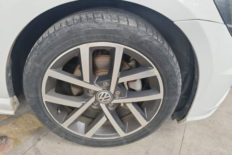 Used Volkswagen Golf 2018 230TSI Automatic Luxury Version Right Front Wheel Hub