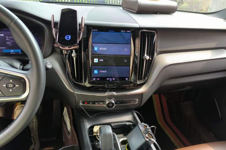 Used Volvo XC60 2023 B5 4x4 Smart Luxury Edition Audio And AC Panel