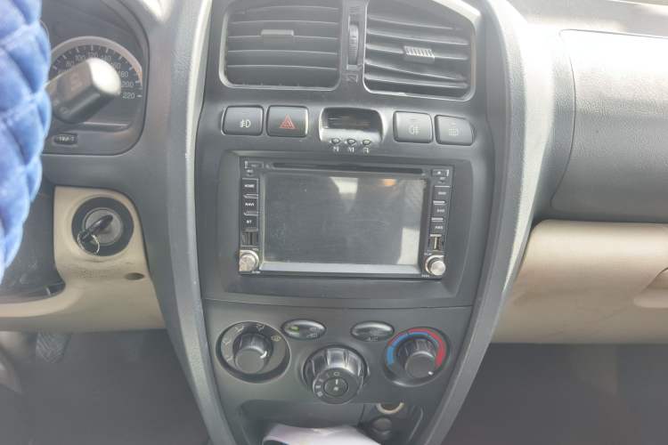 Used Huatai Santa Fe Classic 2012 2.0L Gasoline Manual Two-Wheel Drive with Sunroof Audio And AC Panel