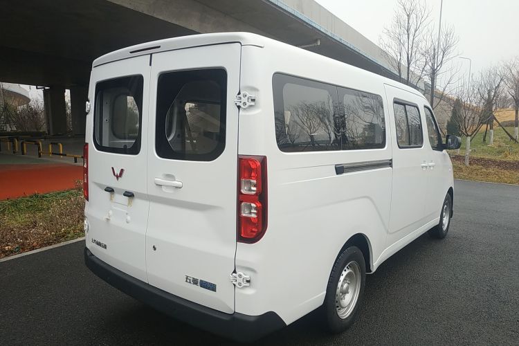 Used Wuling Yangguang 2024 300KM Comfort Version Passenger Van 75kW