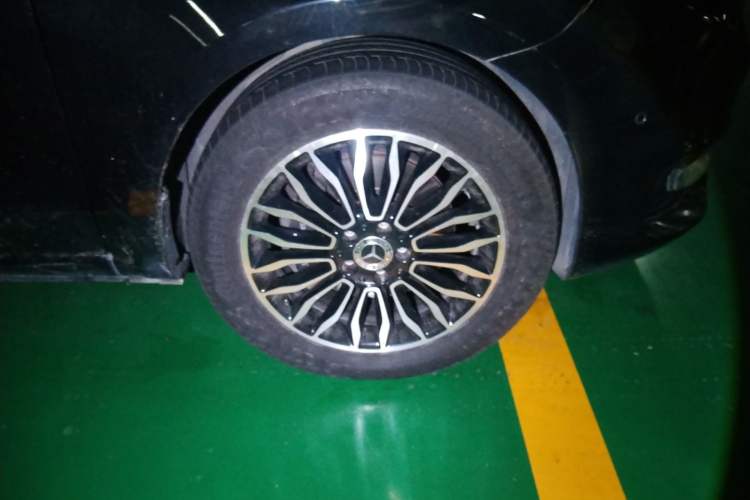 Used Mercedes-Benz V-Class  Right Front Wheel Hub