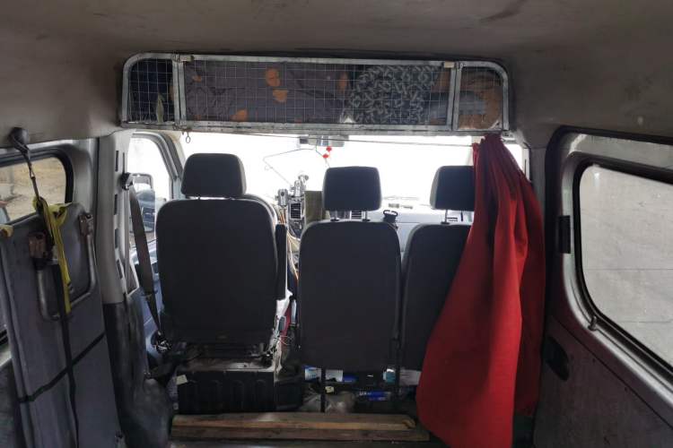 Used Dongfeng Yufeng 2021 2.0T Power King Front-Drive Logistics Vehicle Long Wheelbase Mid-Roof Design 6–9 Seats China VI Emission Standard ZD20 Headliner