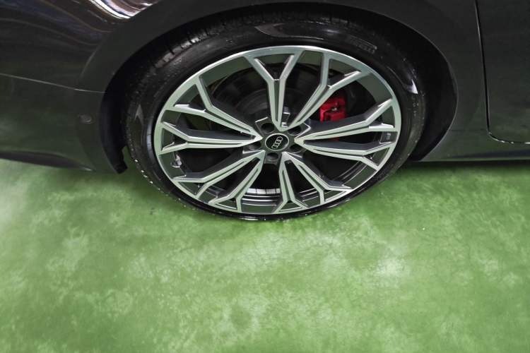 Used Audi A7L 2024 55TFSI quattro S-line Boundary Edition Flow Crystal Package Right Rear Wheel Hub