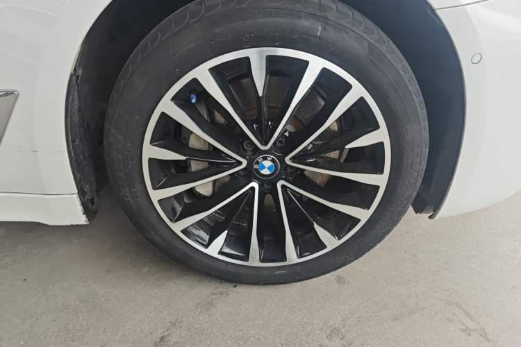 Used BMW 5 Series 2018 530Li Leading Edition Luxury Package Right Front Wheel Hub