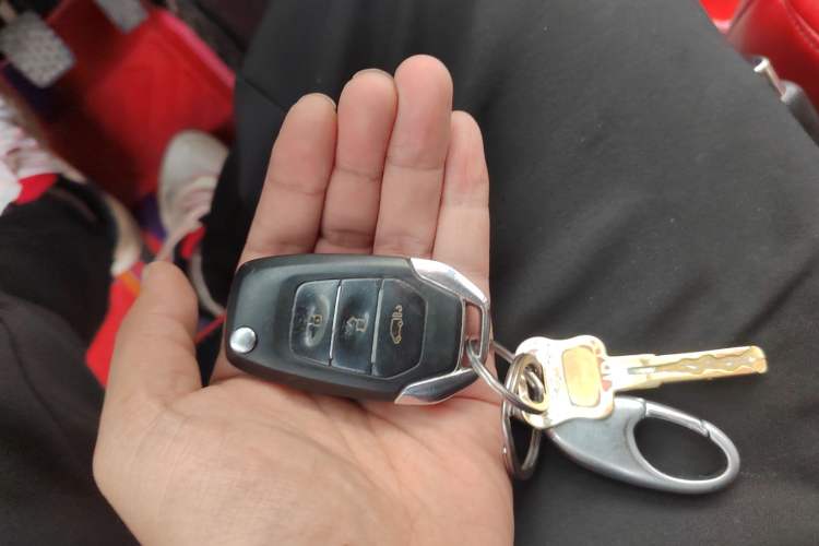 Used SAIC MAXUS Xintu V90 2020 2.0T Manual Yunjie Version Front-Wheel Drive with Single Rear Tire Short Wheelbase Mid-Height Design 6-Seater
