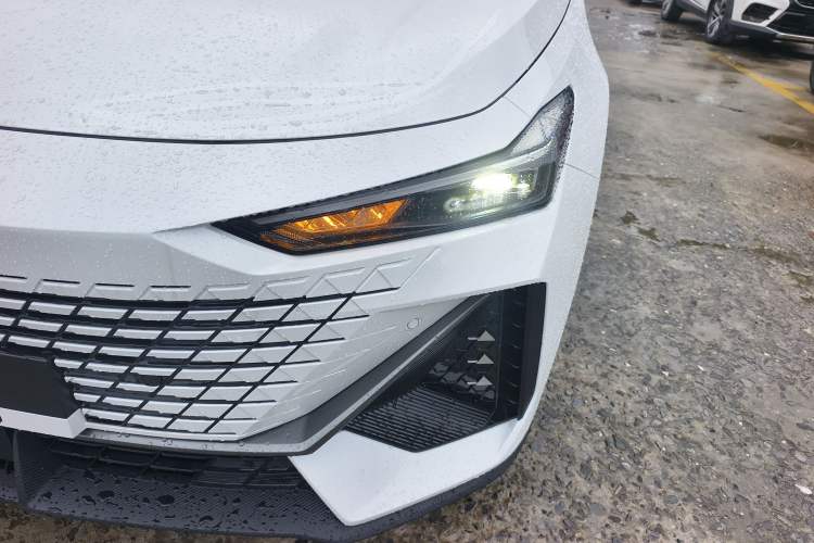 Used Changan UNI-V 2025 1.5T 500Bar High-Energy Version