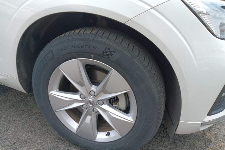 Used Volvo XC60 2022 B5 4x4 Zhiyi Luxury Edition Right Front Wheel Hub