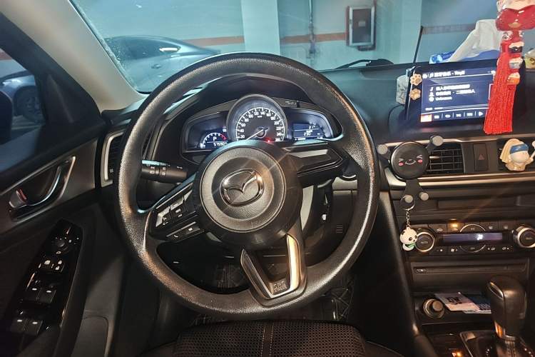 Used Mazda 3 Axela 2017 Hatchback 1.5L Automatic Luxury Model Emission Standard China V Steering Wheel