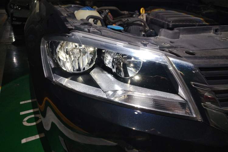 Used Volkswagen Lavida 2013 Revised Classic 1.6L Automatic Fashion Edition Right Front Headlight