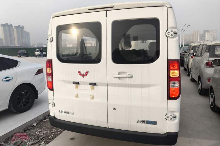 Used Wuling Yangguang 2024 300KM Comfort Version Passenger Van 75kW