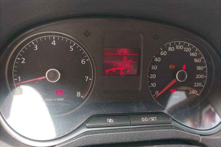 Used Volkswagen Polo 2011 1.6L Manual ZhiShang Edition Odometer Close Up