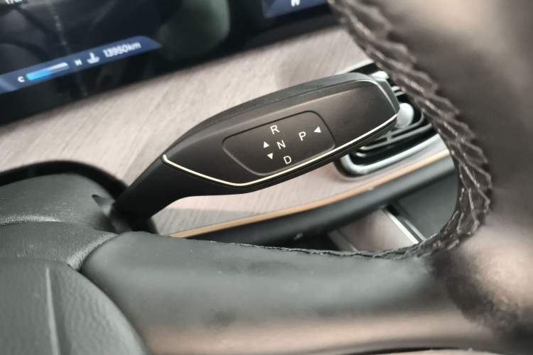 Used Chery Tiggo 9 2025 2.0T Automatic Two-Wheel Drive Luxury Edition 5 Seats Gear Lever