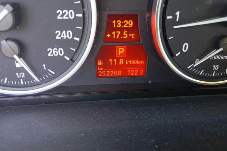 Used BMW 5 Series 2010 520Li Leading Model Odometer Close Up