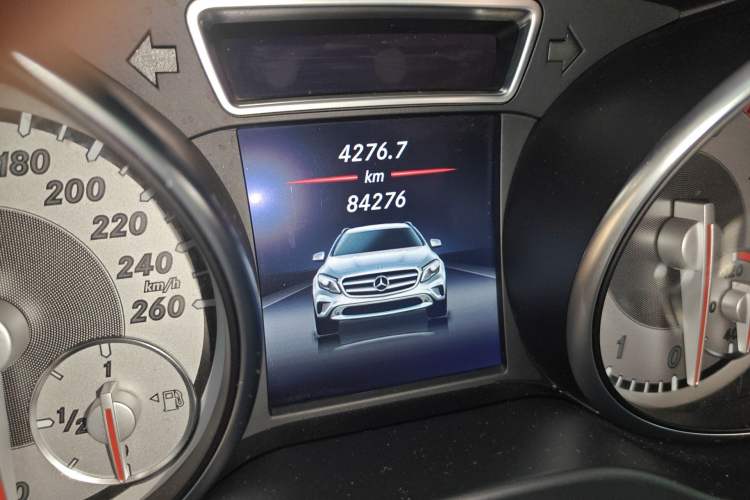 Used Mercedes-Benz GLA 2016 GLA 200 Fashion Model Odometer Close Up