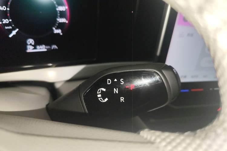 Used Volkswagen Passat 2025 Pro 380TSI Dragon Glory Edition Gear Lever