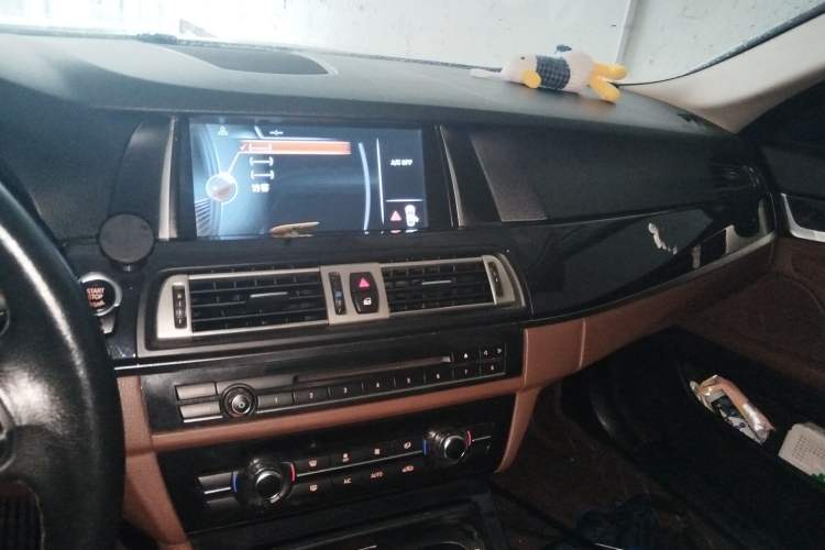 Used BMW 5 Series 2014 520Li Elegant Model
