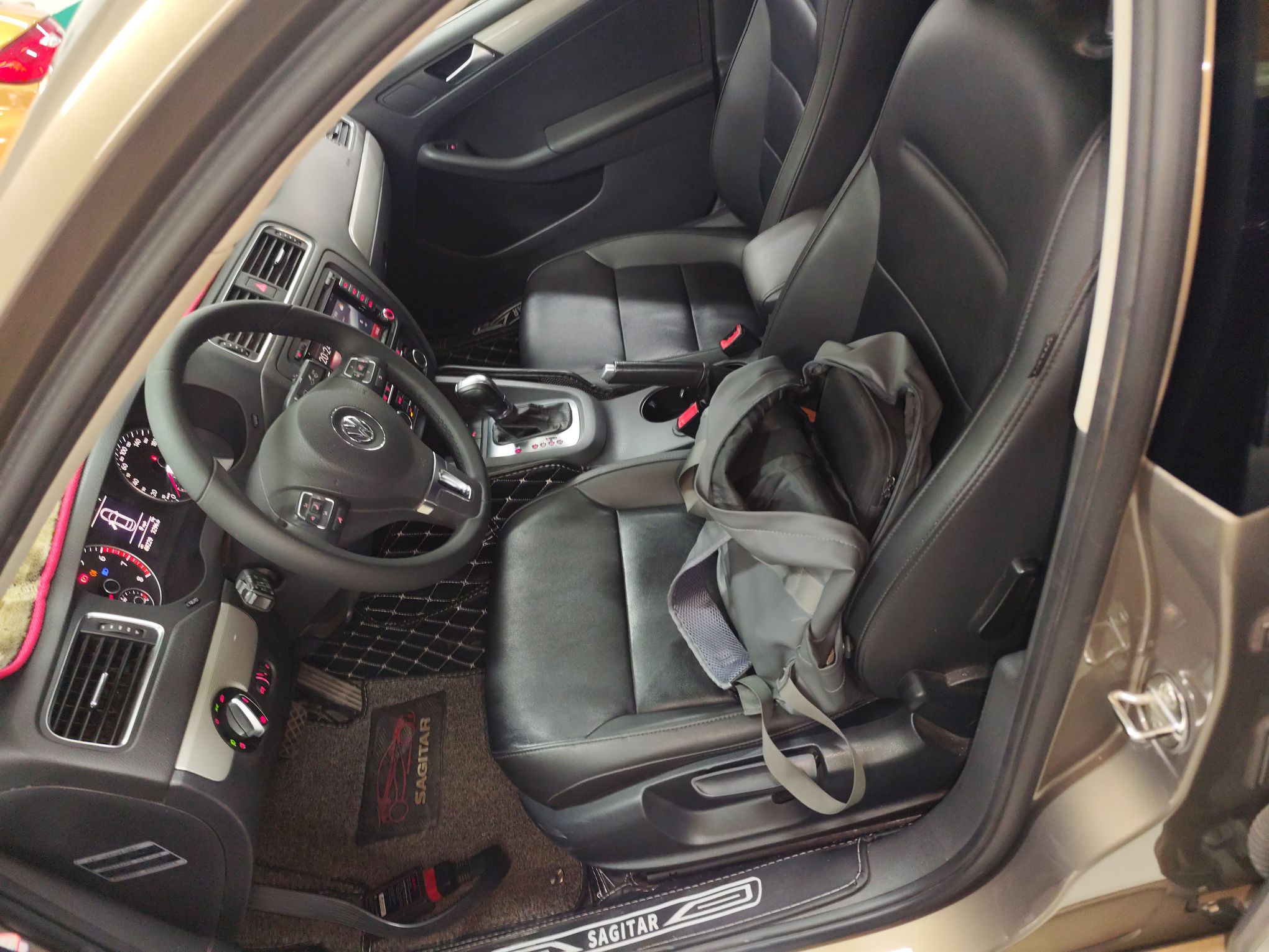 Переднее сиденье в автомобиле